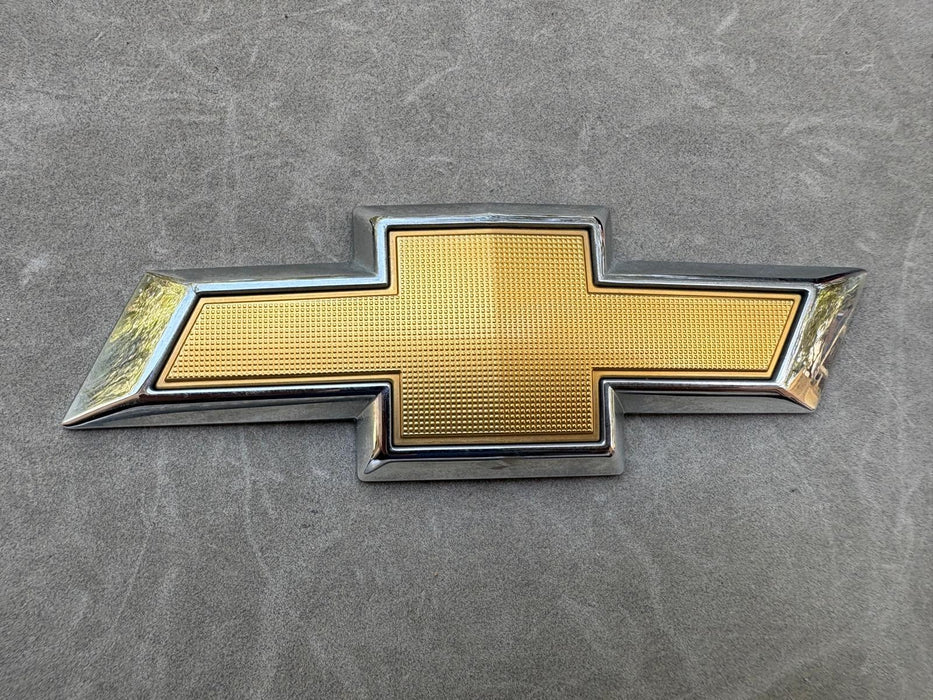 2018 - 2024 Chevrolet Equinox Rear Bowtie Emblem 23136673 OEM