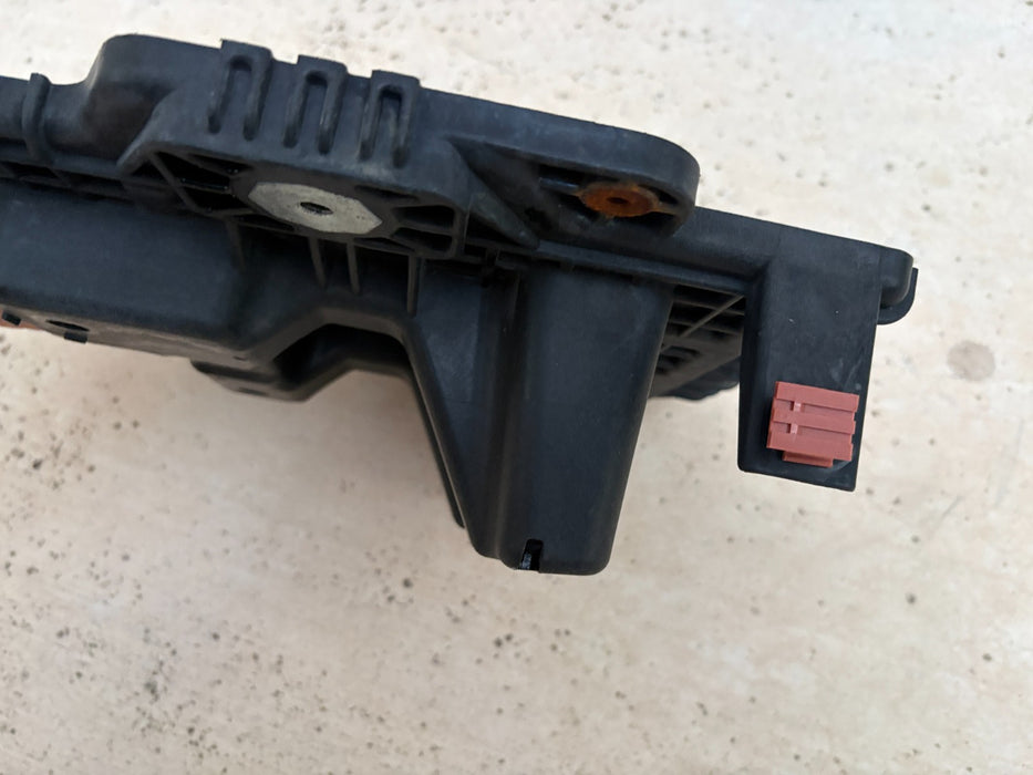 2013 - 2018 HYUNDAI SANTA FE BATTERY TRAY MOUNT BRACKET OEM