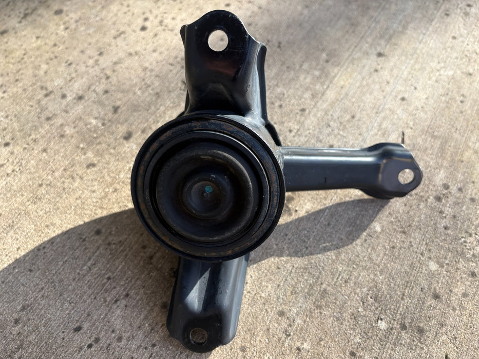 2018-2023 KIA RIO 1.6 RIGHT SIDE ENGINE MOUNT BRACKET 21824-H8000 OEM