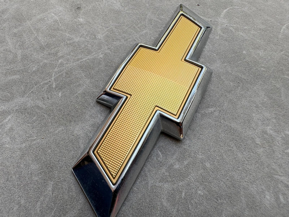2018 - 2024 Chevrolet Equinox Rear Bowtie Emblem 23136673 OEM