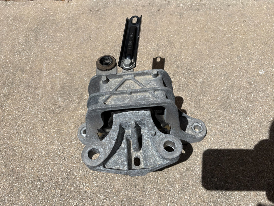 2018-2020 CHEVROLET EQUINOX 1.5L ENGINE MOUNT RIGHT SIDE BRACKET OEM 84322223