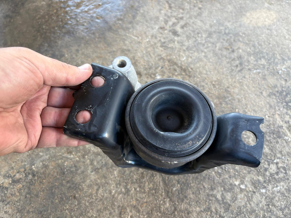 2013-2019 Nissan Sentra Engine Mount Right Passenger Insulator Bracket OEM