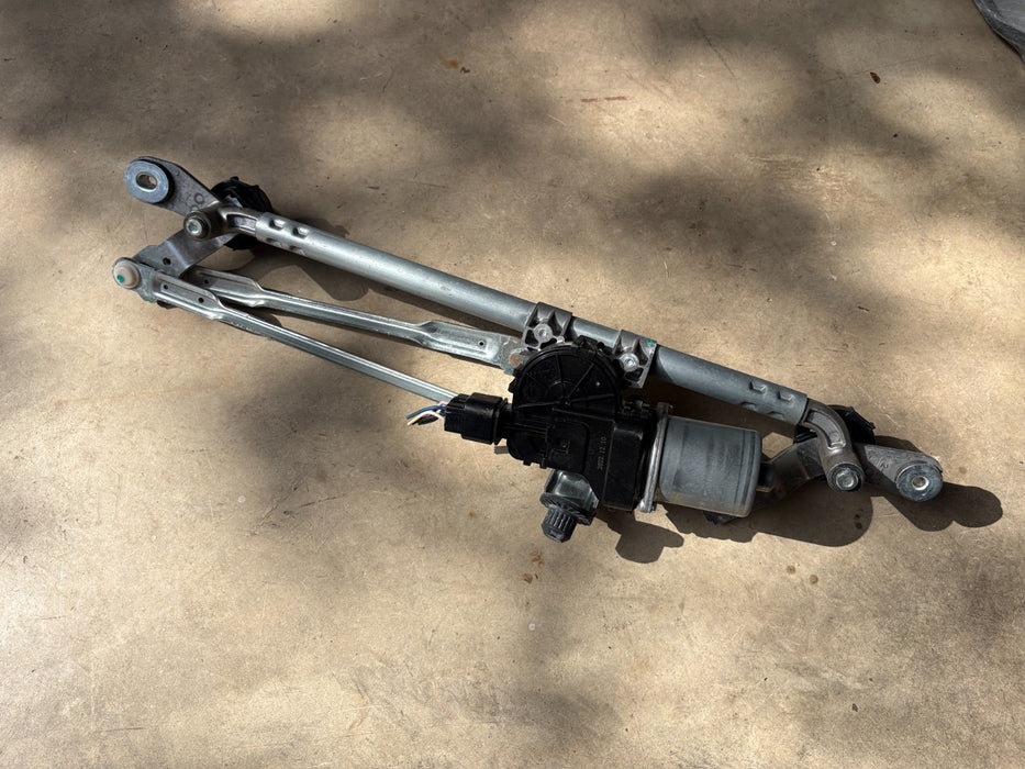 2022 - 2026 HYUNDAI TUCSON FRONT WINDSHIELD WIPER LINKAGE W/ MOTOR 98100CW00 OEM