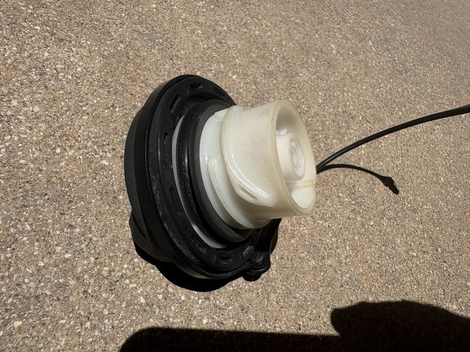 2014 - 2018 KIA FORTE FUEL FILLER TANK CAP GAS LID OEM