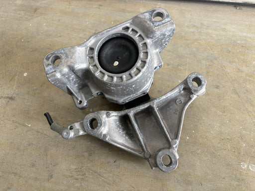 2017 - 2019 HONDA CR-V LEFT TRANSMISSION MOUNT SUPPORT BRACKET OEM