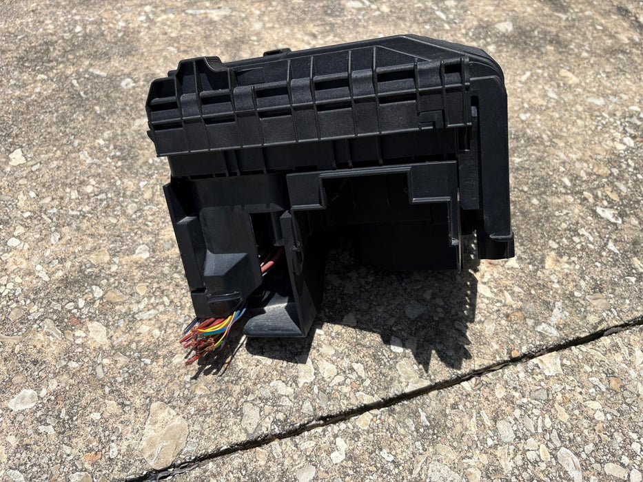 2015-2018 AUDI Q3 2.0L ENGINE FUSE RELAY DISTRIBUTION BOX MODULE UNIT OEM