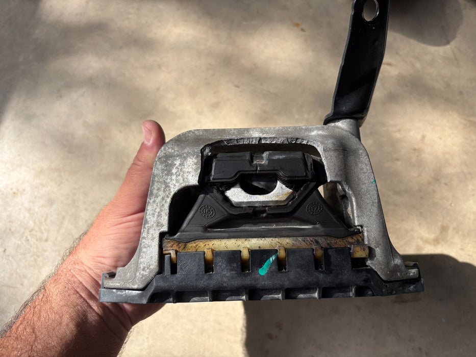 2019 - 2021 GMC Acadia Left Transmission Mount OEM 84499834