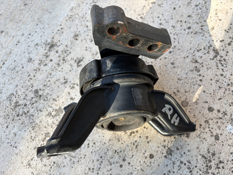 2013 - 2018 Hyundai Santa Fe Sport Right Side Engine Mount OEM