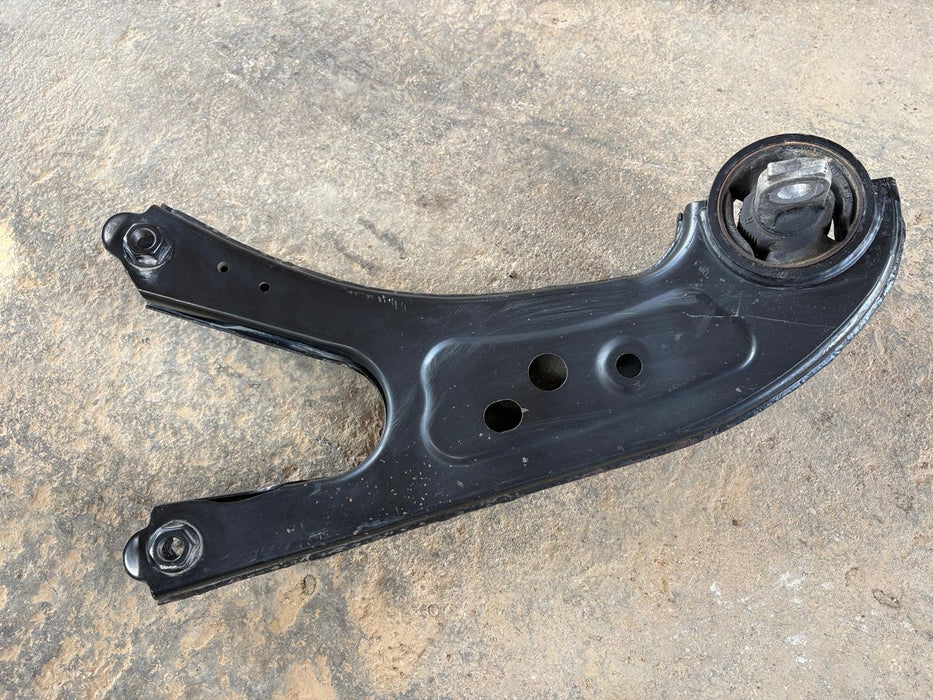 2015-2019 TOYOTA HIGHLANDER REAR RIGHT LOWER CONTROL TRAILING ARM ASSEMBLY