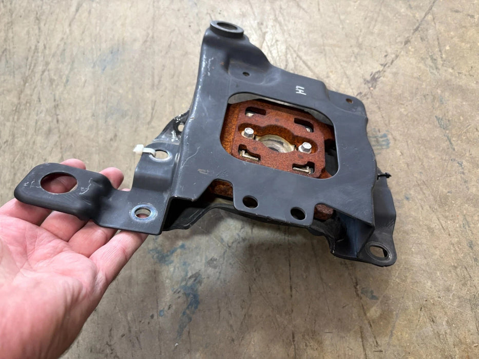 2012-2018 Ford Focus FWD A/T FRONT LEFT GEARBOX TRANSMISSION MOUNT BRACKET OEM