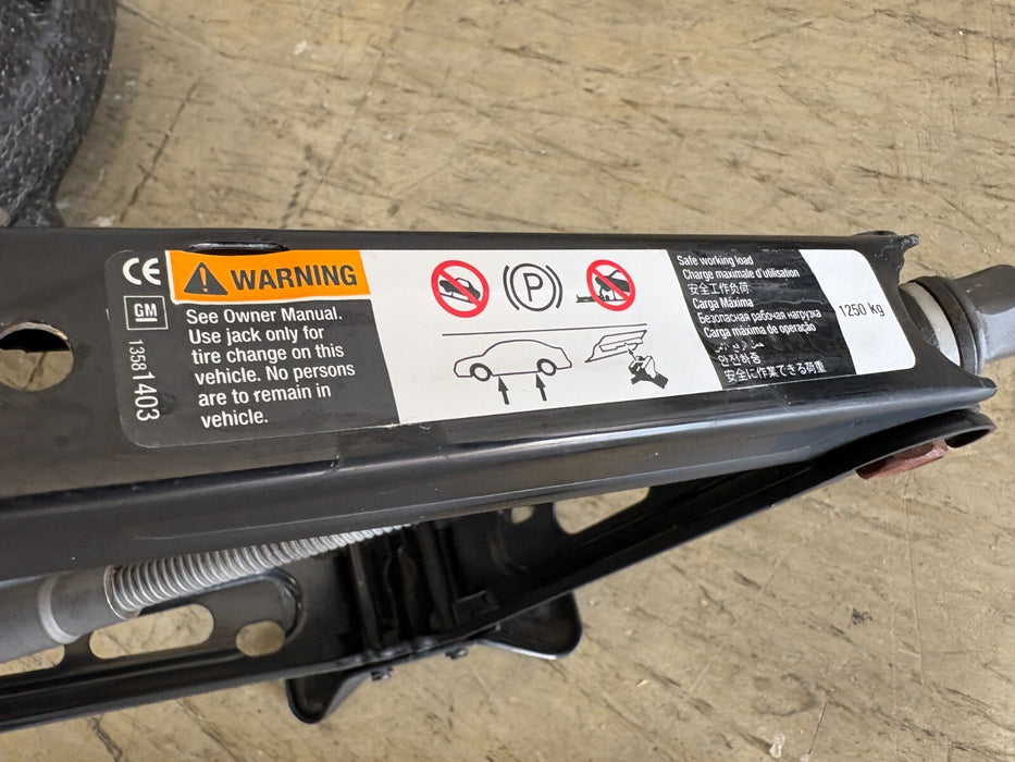 Original, 2015-2022 Checrolet Trax Jack with Foam Tool 1250 kg