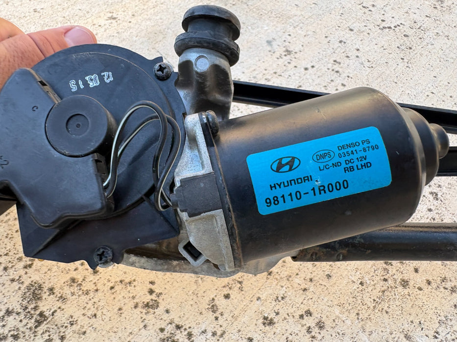 2012 - 2017 HYUNDAI ACCENT WINDSHIELD WIPER MOTOR W LINKAGE OEM