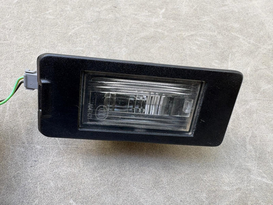 2018 - 2024 CHEVROLET EQUINOX LICENSE PLATE LIGHT LAMP 13590043