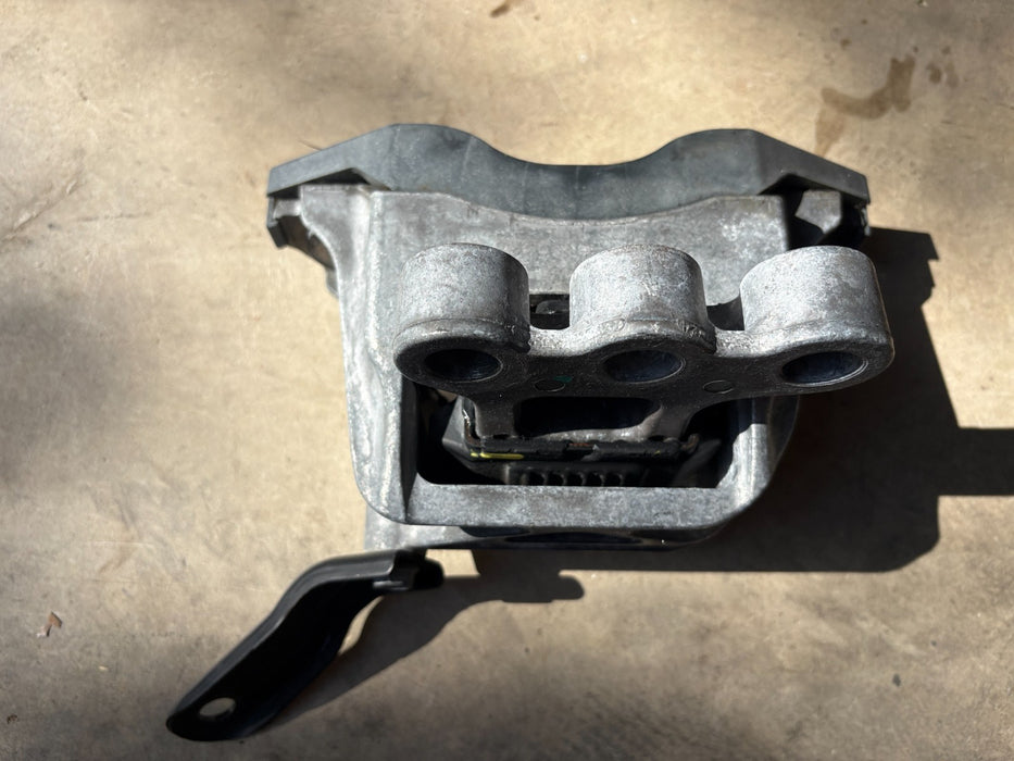 2019 - 2021 GMC ACADIA TRANSMISSION RIGHT SIDE MOUNT BRACKET SUPPORT OEM