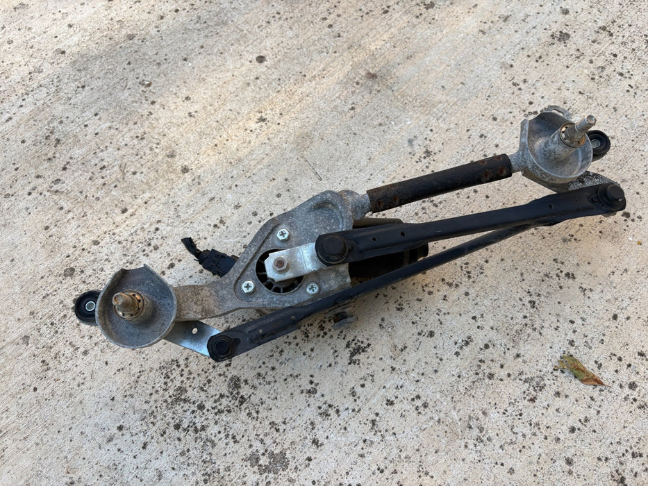 2012 - 2017 HYUNDAI ACCENT WINDSHIELD WIPER MOTOR W LINKAGE OEM