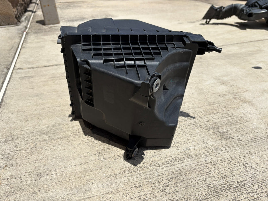 2016-2018 Kia Sorento 3.3L ENGINE AIR CLEANER INTAKE FILTER HOUSING BOX OEM