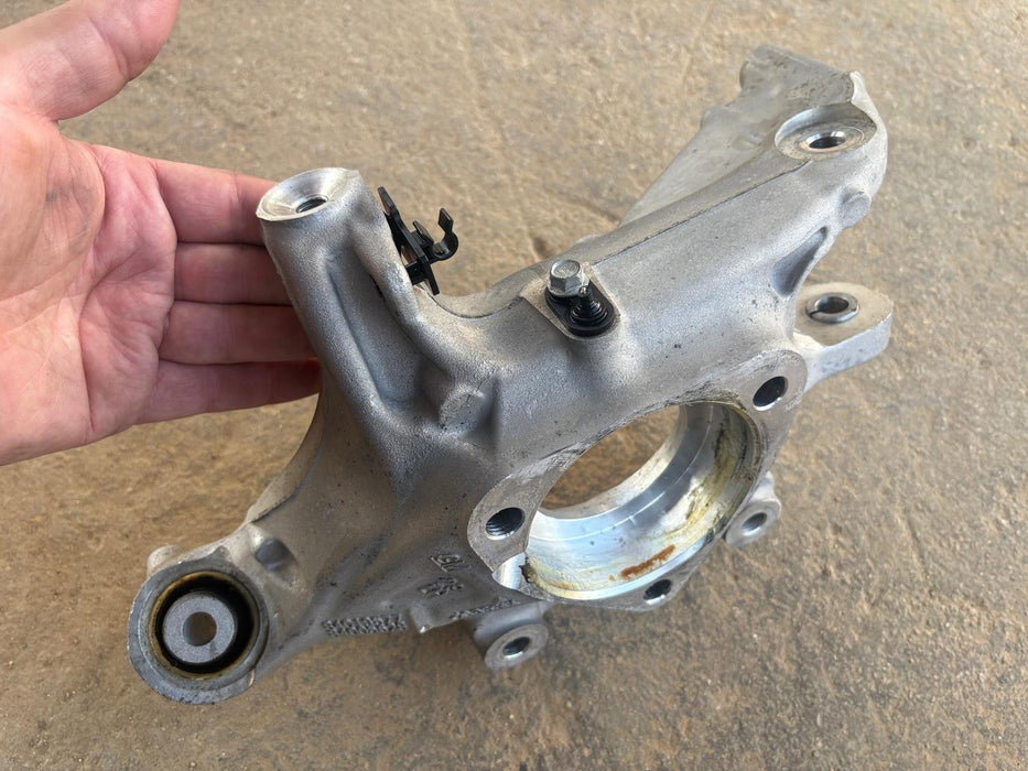 2017-2019 CADILLAC XT5 3.6L AWD LEFT REAR KNUCKLE 84005628 84019577 OEM