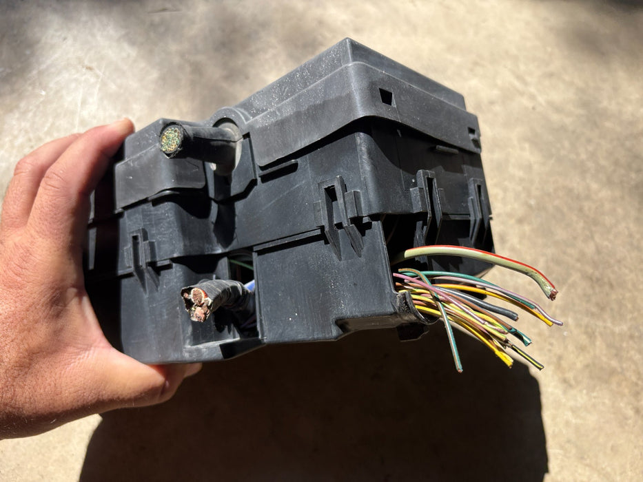 2015 - 2018 FORD FOCUS 2.0L ENGINE FUSE RELAY JUNCTION BOX AV6T-14A067-AD