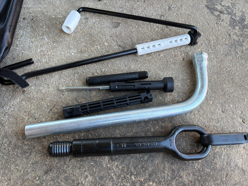 2015, 2016, 2017, 2018 AUDI Q3 JACK ASSEMBLY WITH TOOLS OEM