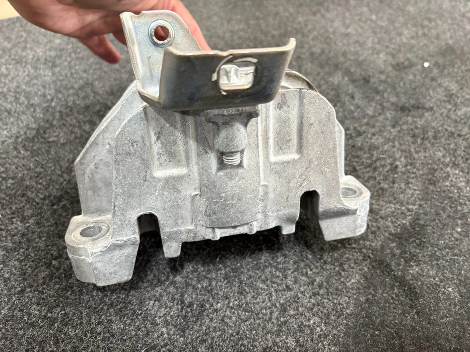 2014-2019 Mercedes X156 GLA250 Front Left Side Engine Mount Upper Bracket OEM