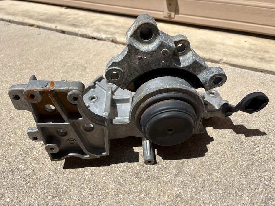 2014-2018 Nissan Rogue 2.5L Engine Motor Left Mount Bracket OEM