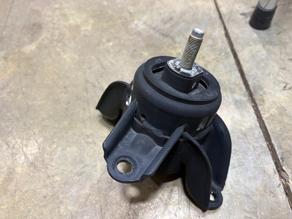 2017-2018 Kia Forte Right RH Engine Mount OEM