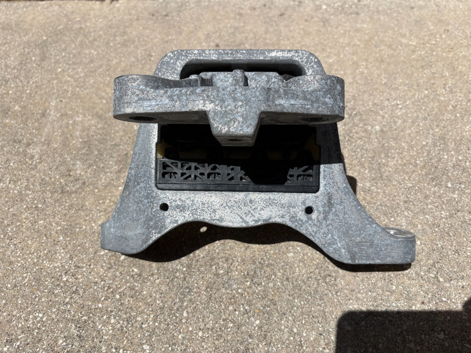 2018-2020 CHEVROLET EQUINOX 1.5L ENGINE MOUNT RIGHT SIDE BRACKET OEM 84322223
