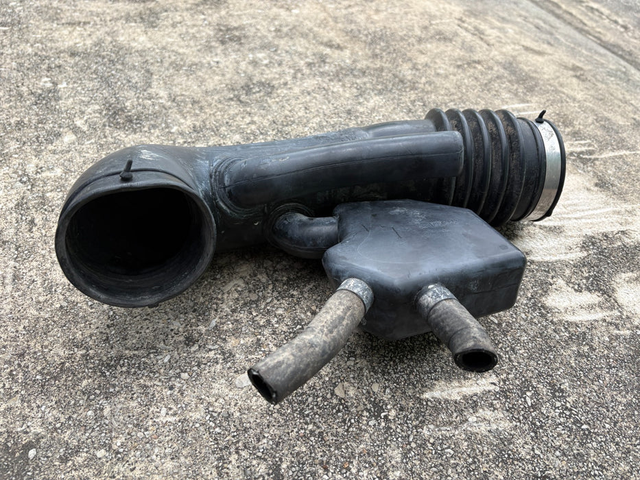 2004–2008 Nissan Titan 5.6L Air Intake Cleaner Hose Tube 16576-7S000 OEM