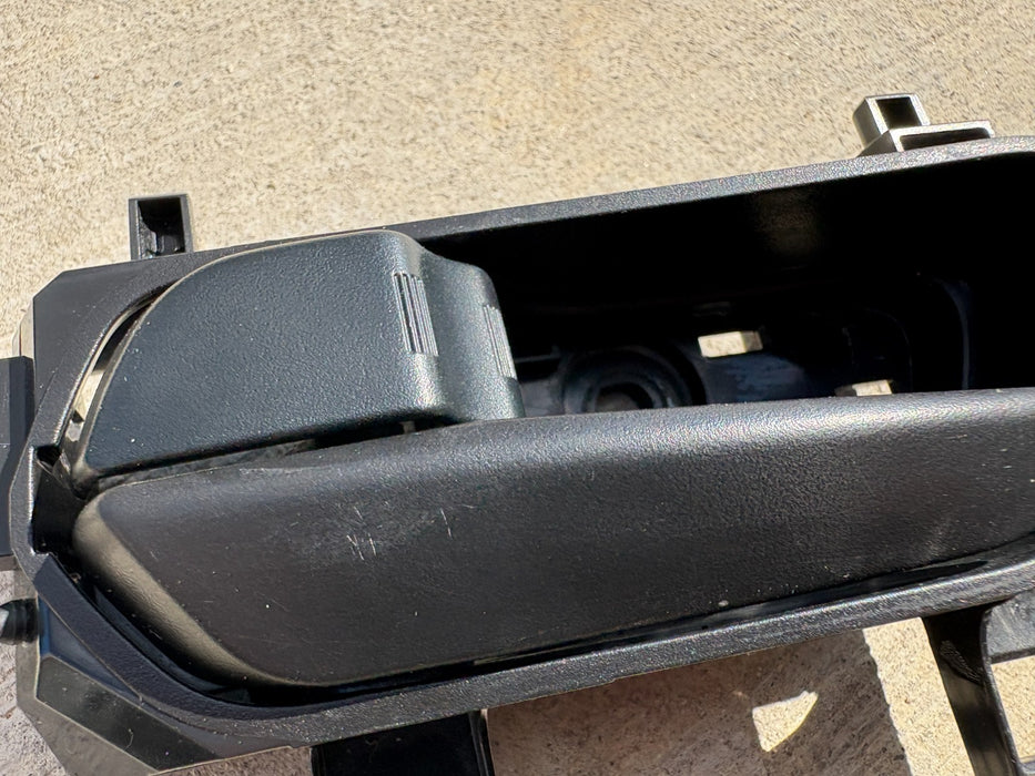 2020-2025 Nissan Versa FRONT LEFT DRIVER SIDE DOOR INNER HANDLE #806715RB1A OEM