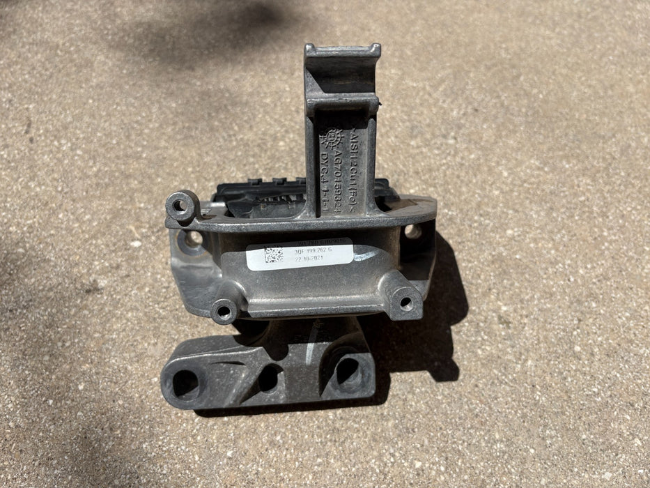2020 - 2023 Volkswagen Atlas Cross Right Engine Frame Mount Support OEM