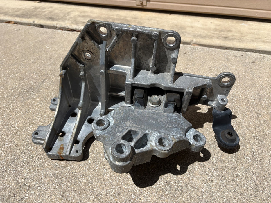 2014-2018 Nissan Rogue 2.5L Engine Motor Left Mount Bracket OEM