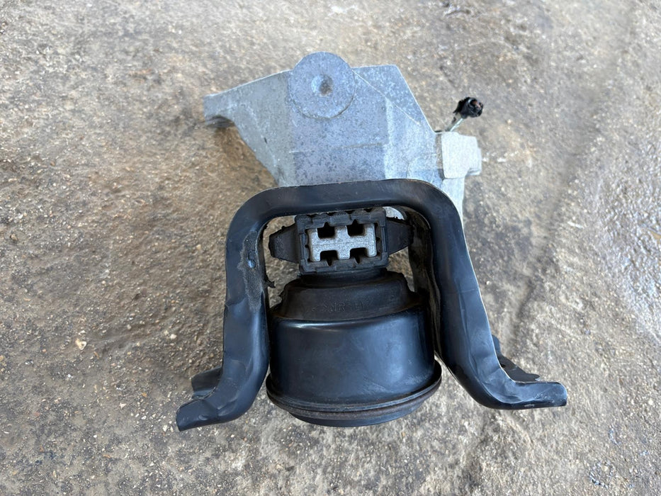 2013-2019 Nissan Sentra Engine Mount Right Passenger Insulator Bracket OEM