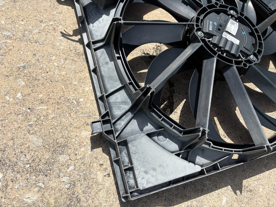 2019-2020 HYUNDAI SANTA FE 2.4L RADIATOR COOLING FAN ASSEMBLY OEM 25304S2500
