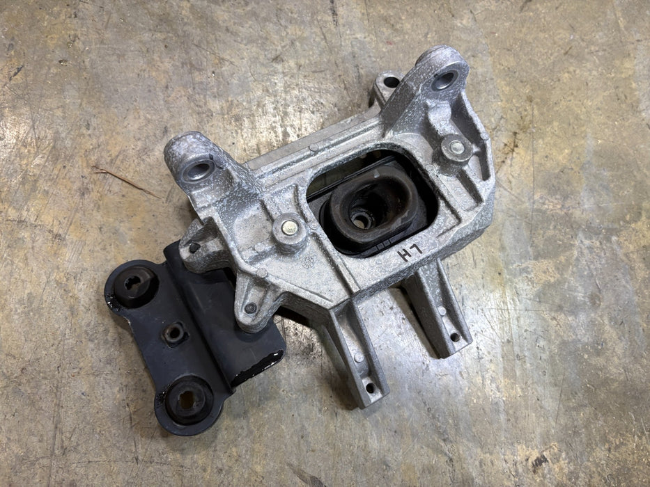 2020 - 2024 NISSAN VERSA AUTOMATIC TRANSMISSION LEFT BRACKET MOUNT SUPPORT OEM