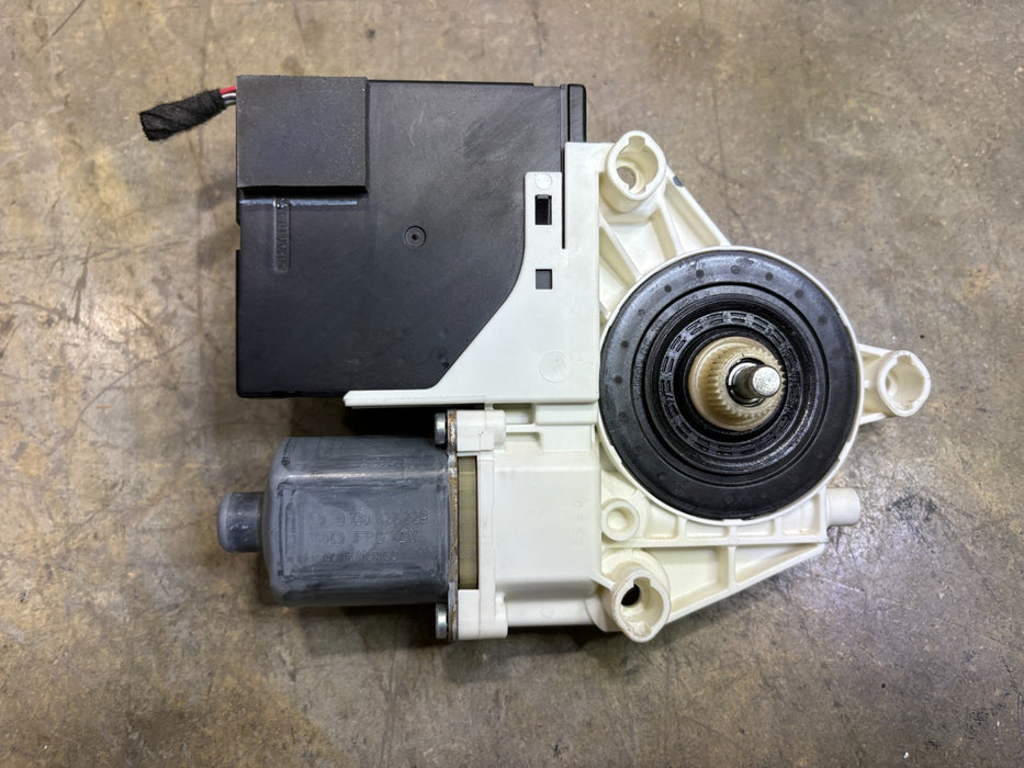 2012-2015 Volkswagen Passat Front Right Power Door Window Motor OEM