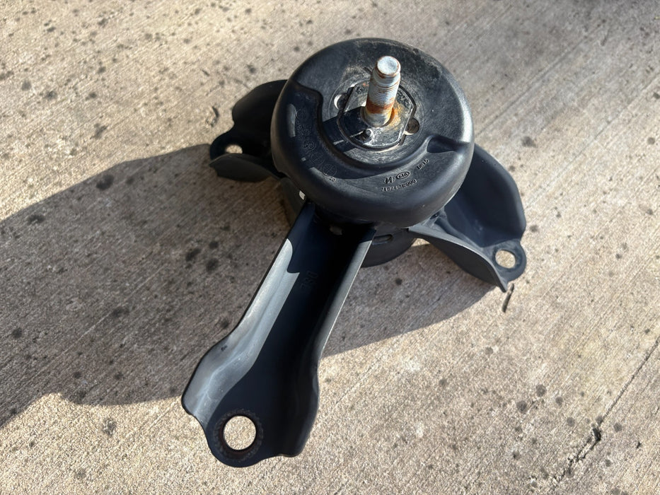 2018-2023 KIA RIO 1.6 RIGHT SIDE ENGINE MOUNT BRACKET 21824-H8000 OEM