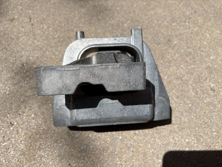 2020 - 2023 Volkswagen Atlas Cross Right Engine Frame Mount Support OEM