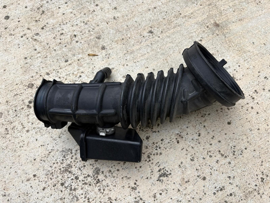2016-2025 CHEVROLET MALIBU 1.5L ENGINE MOTOR AIR OUTLET HOSE DUCT OEM 84104258