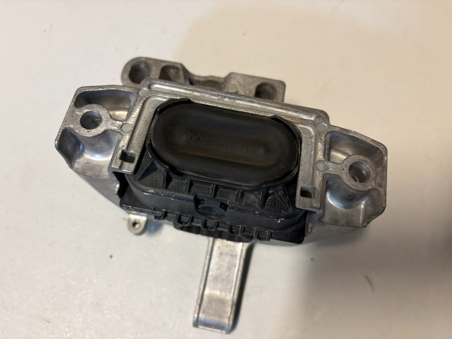 2018-2020, 2021, 2022 2023 Volkswagen Atlas Right Engine Frame Mount Support OEM