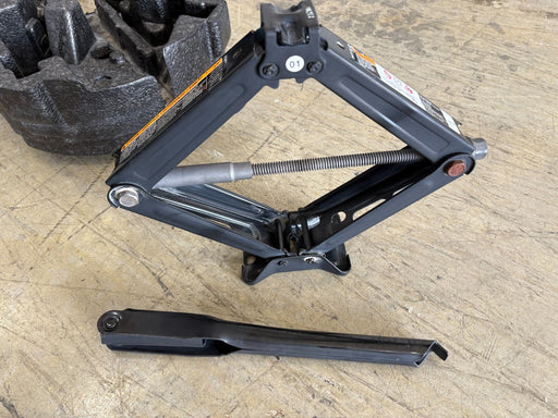 Original, 2015-2022 Checrolet Trax Jack with Foam Tool 1250 kg
