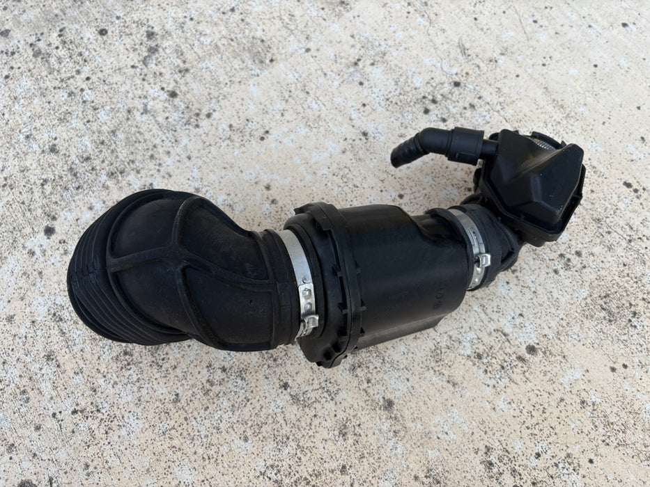 2018–2022 CHEVROLET EQUINOX 1.5L AIR CLEANER OUTLET TUBE OEM