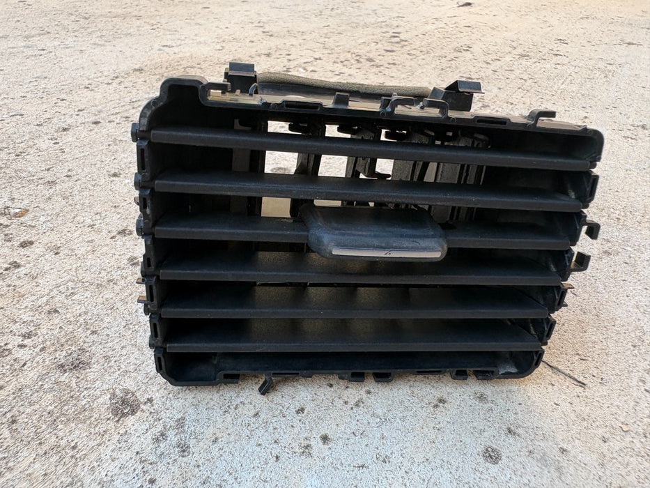 2018 - 2023 VOLKSWAGEN ATLAS DASH PANEL RIGHT OUTER AIR VENT GRILLE OEM