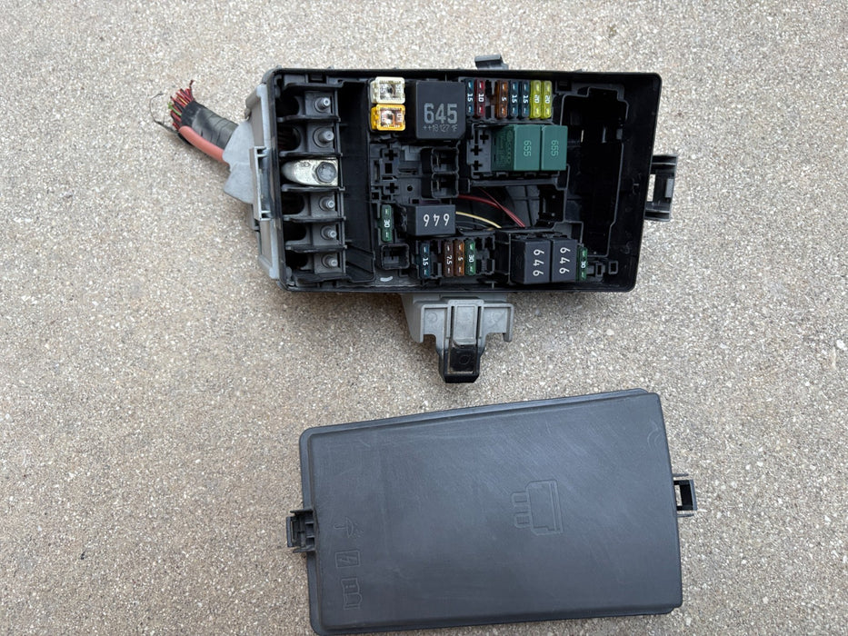 2018 - 2023 Volkswagen Atlas 3.6L Fuse Box Engine Compartment OEM