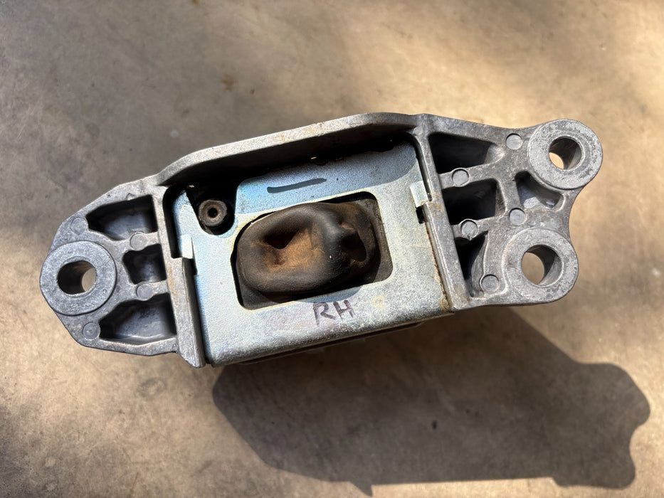 2015-2021 JEEP RENEGADE 2.4L ENGINE MOTOR RIGHT MOUNT SUPPORT BRACKET OEM