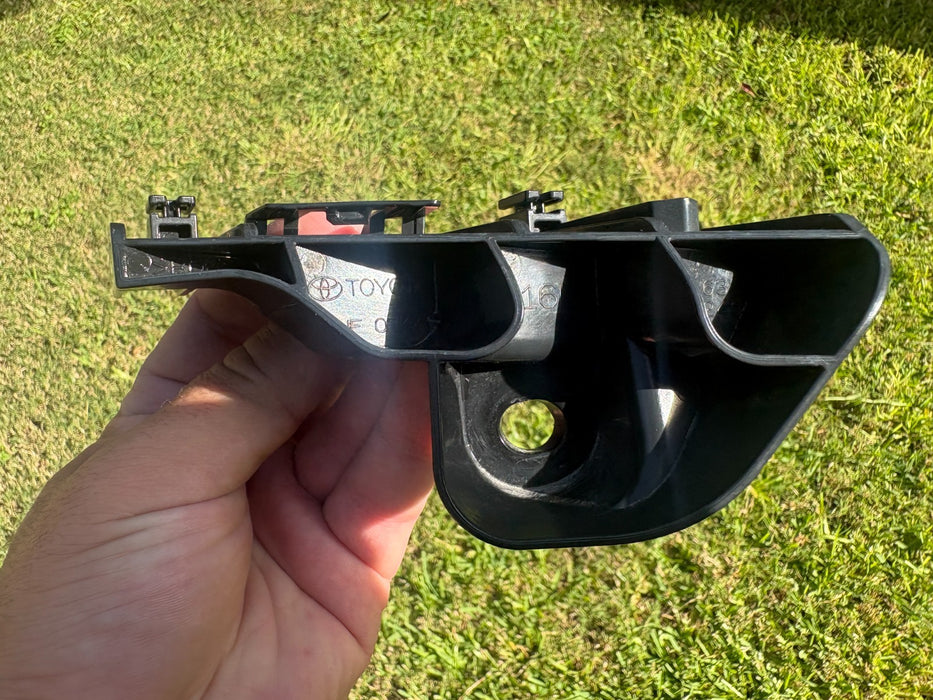 2019-2025 TOYOTA COROLLA REAR LEFT TAILLIGHT LAMP RETAINER BRACKET OEM